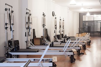 Clases pilates máquinas - dona10 centro de pilates barcelona